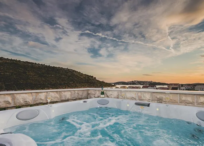 Monique 로고즈니차