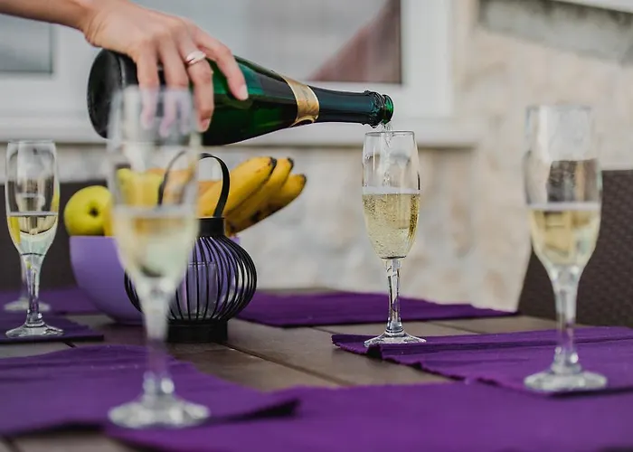 Monique 아파트 로고즈니차