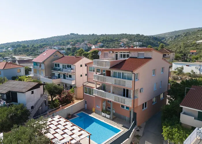 Monique 아파트 로고즈니차