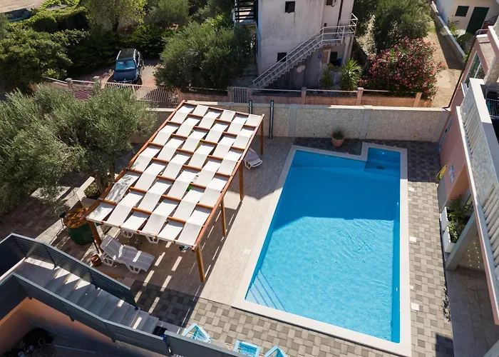 Monique 로고즈니차