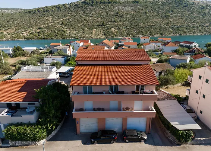 Monique 아파트 로고즈니차