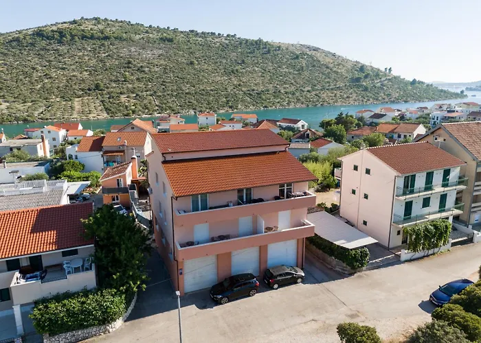 Monique 로고즈니차