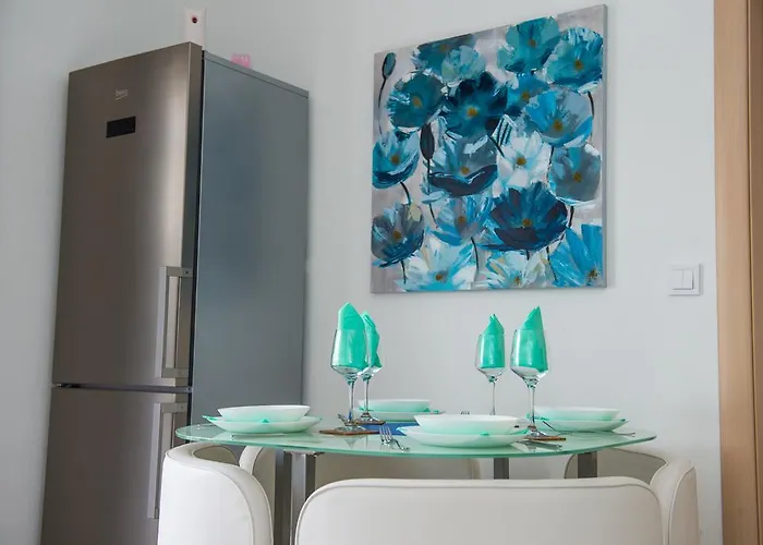 Monique 로고즈니차