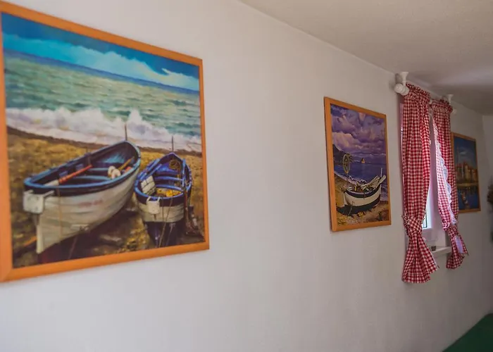 Monique 아파트 로고즈니차